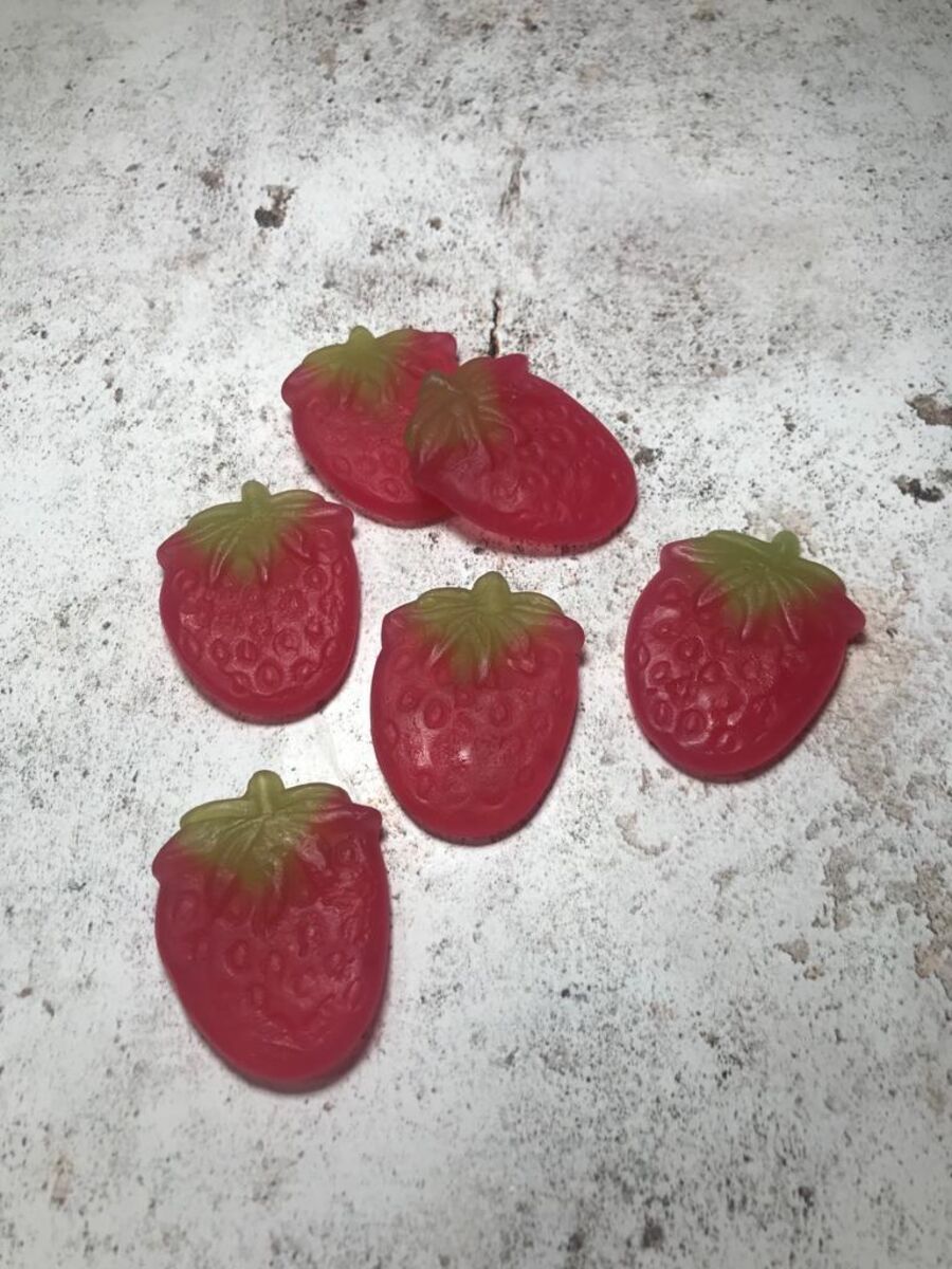 ginat strawbs 3.JPG